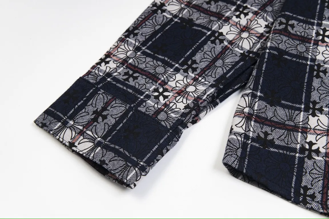 🅿️260 Chrome Hearts classic cashew flower cross all-over printed jacquard long-sleeved top couple casual shirt 1️⃣Customized original jacquard fabric, high-quality pure cotton jacquard plaid fabric, soft and comfortable to the touch, a very high-quality fabric! 2️⃣The details of the workmanship are perfectly controlled. The lining is made of vest hemming, and the cuffs are made of double cross leather labels. It is different from the ordinary version. The collar is also designed with interlining, which shows high-end fashion and personality. The style is fashionable, simple and elegant, and it is a very versatile jacket! 4⃣️Complete accessories, all customized with original versions! Same style for men and women Color: Cashew Purple Sizes: S, M, L, XL